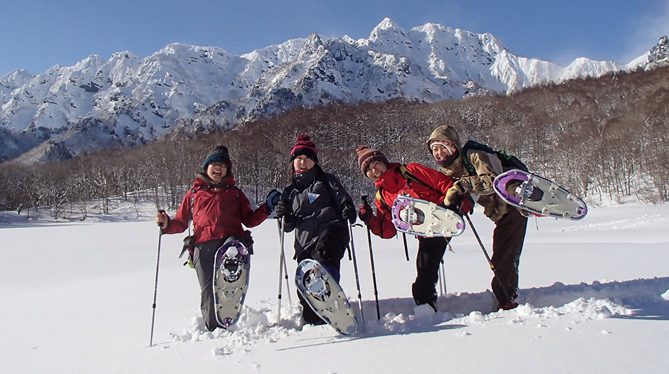 冬のアクティビティ、スキーやスノーシューを楽しむ